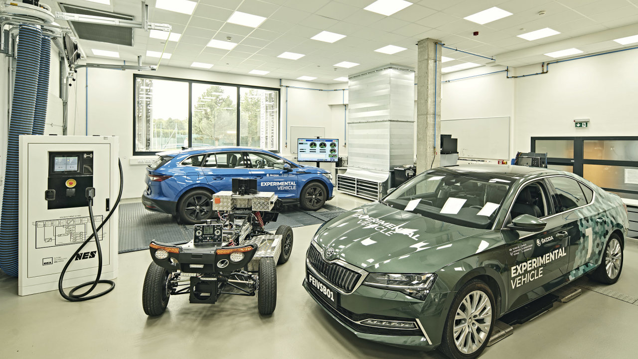 Testovacím autům vybaveným experimentálními systémy či technikou z teprve připravovaných modelů se v autoprůmyslu říká muly. Pro své výzkumné projekty využívá FEI vozidlové platformy Škoda Superb.