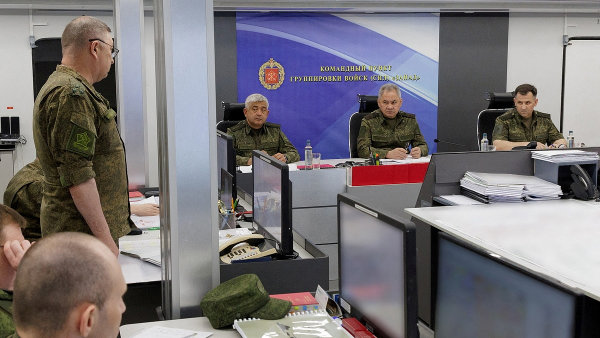 Rusové po víkendu ukázali Šojgua, navštívil vojáky na Ukrajině. O Gerasimovovi zprávy nejsou