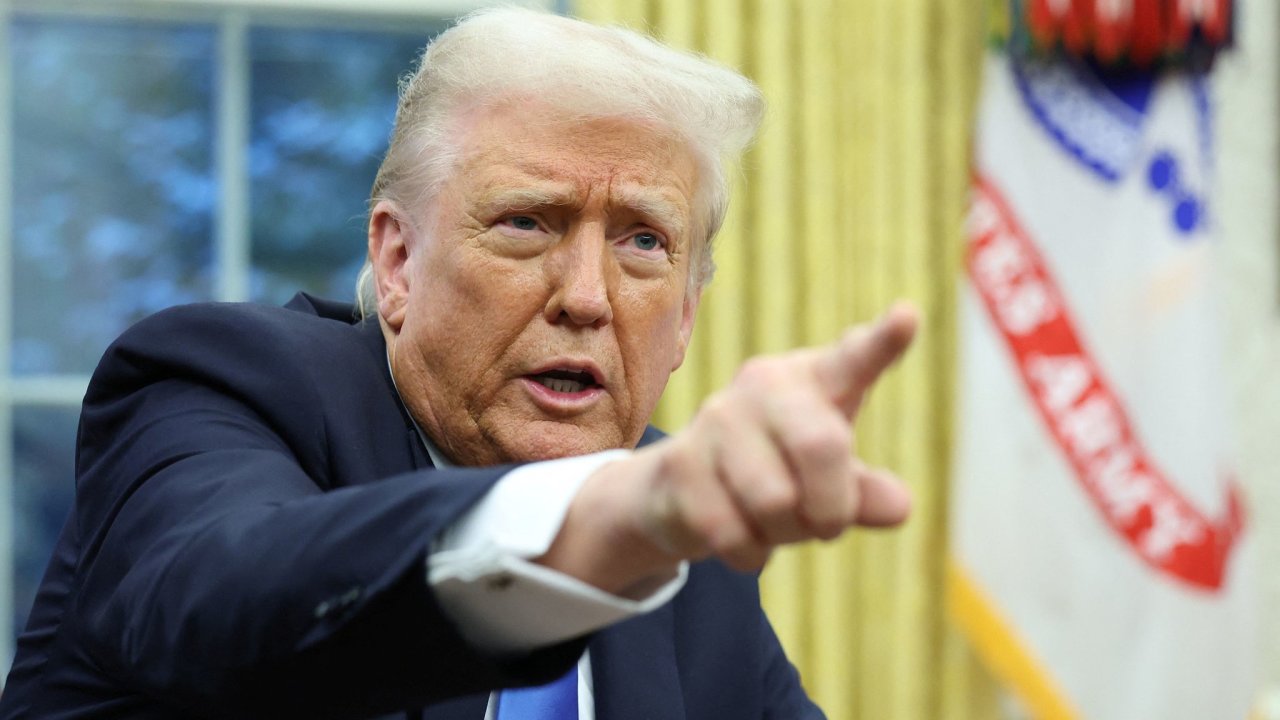 Americk prezident Donald Trump ve stedu telefonoval se svm ruskm protjkem Vladimirem Putinem.