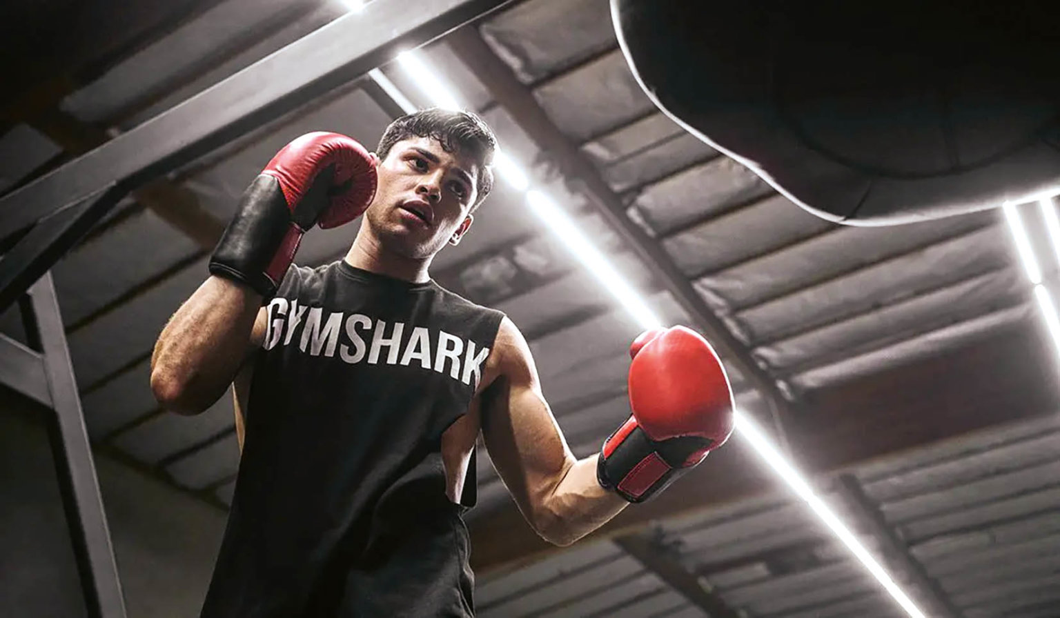 Dky znace Gymshark se stal jej zakladatel Ben Francis vroce 2020 nejmladm britskm miliardem. Znaka zanala jako ist onlinov, nyn m u svj „flagship store“ vNew Yorku.