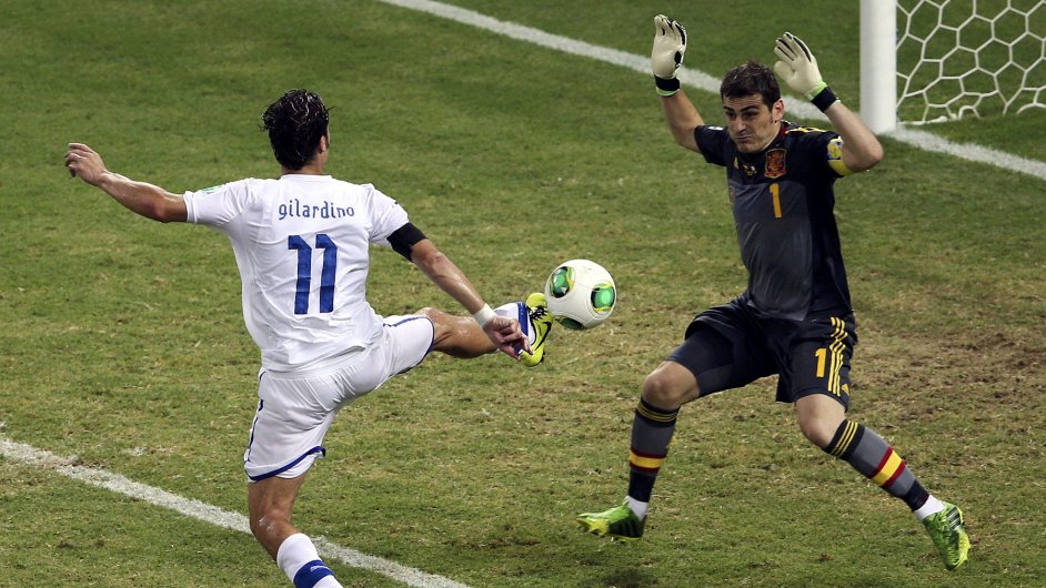 Alberto Gilardino ohrouje branku Ikera Casillase