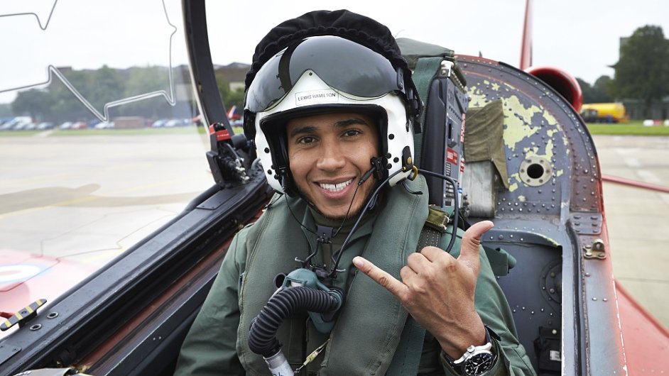 Lewis Hamilton v kokpitu letounu RAF