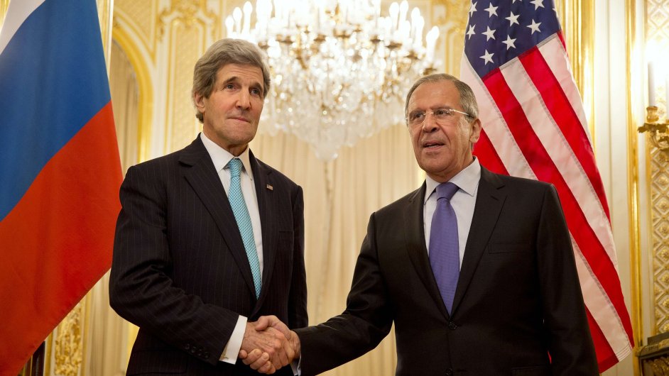 Ministr zahrani USA John Kerry a jeho rusk ministr zahrani Sergej Lavrov