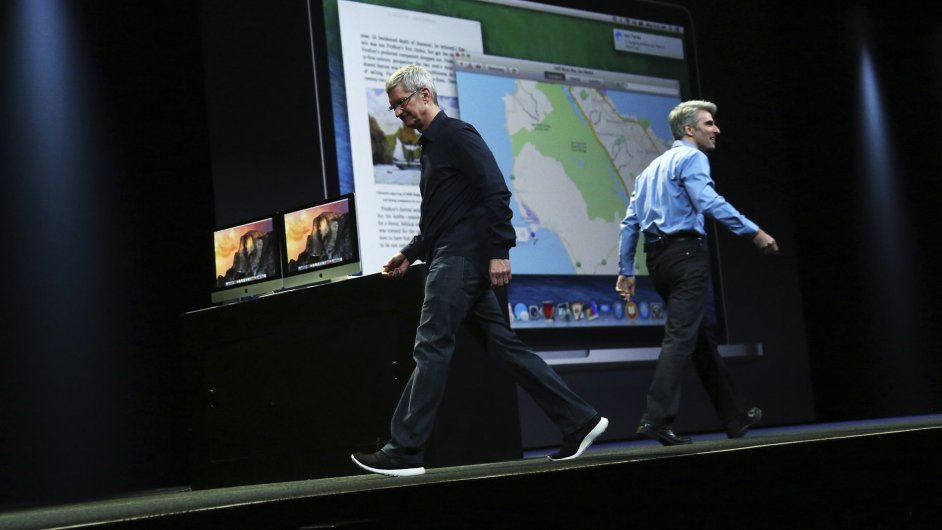 f Apple Tim Cook (vlevo) opout pdium, kde ho std viceprezident pro software Craig Federighi.