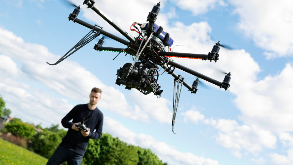 Dosavadní legislativa o využívání dronù je podle výrobcù pøísná.