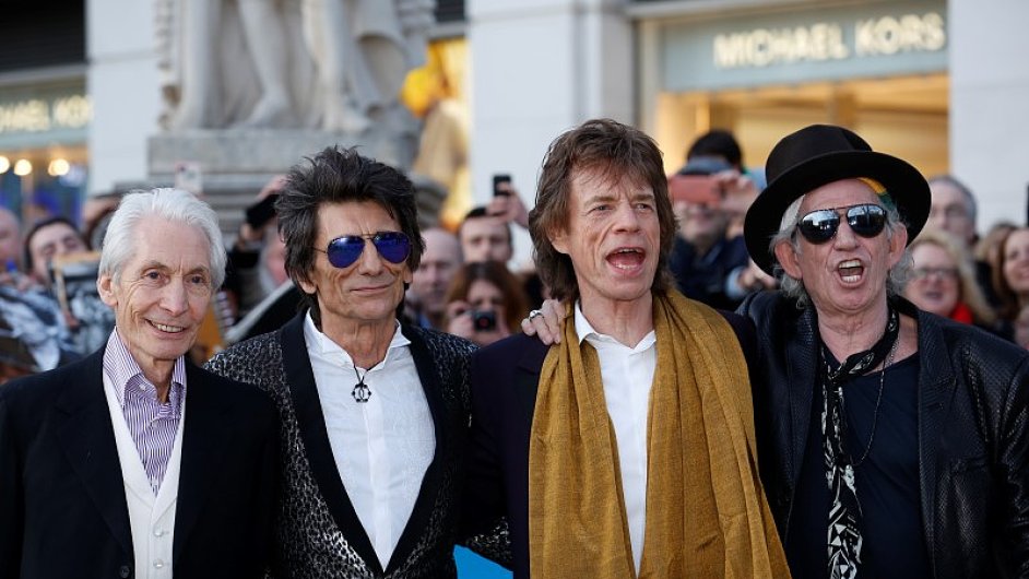 lenov britsk kapely Rolling Stones na galaveeru londnsk Saatchi Gallery letos 4. dubna.