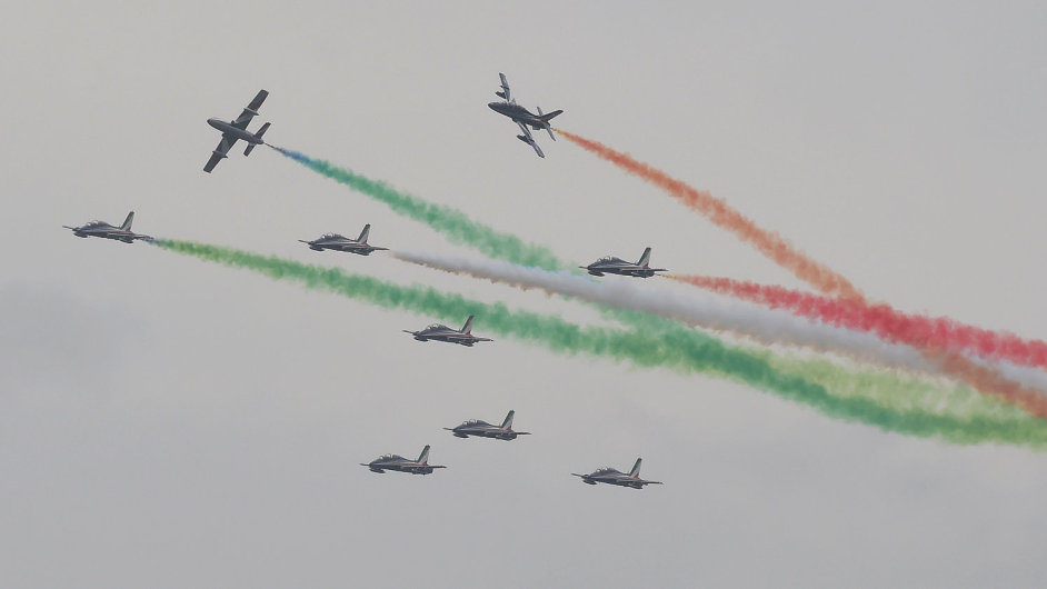 Dny NATO, vystoupen leteck akrobatick skupiny italskch armdnch vzdunch sil Frecce Tricolori s letouny Aermacchi MB-339