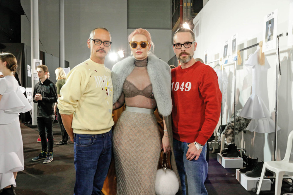 Viktor Horsting (vlevo) a Rolf Snoeren v zákulisí své lednové přehlídky haute couture v Paříži. Viktor Horsting (vlevo) a Rolf Snoeren v zákulisí své lednové přehlídky haute couture v Paříži.