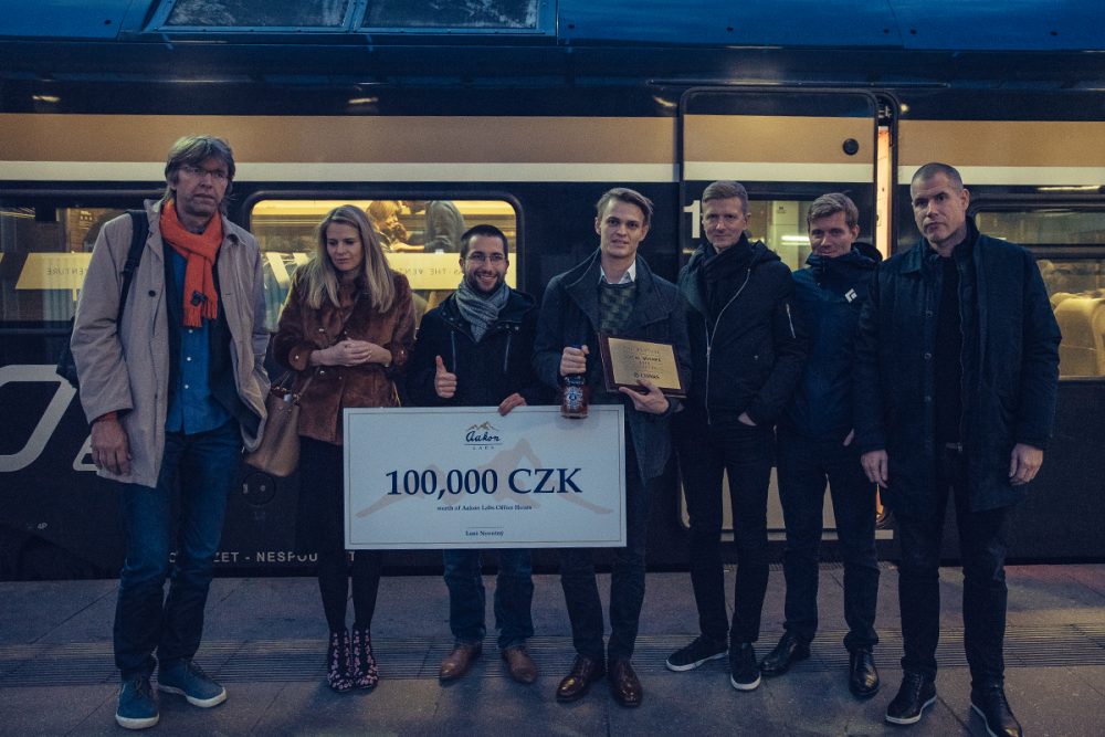 The Venture Porota společně s vítězi soutěže The Venture. Zleva: Miloš Čermák, Lucie Tvarůžková, Daniel Vach, Radek Hušek, Václav Dejčmar, Leoš Novotný a Vladimir 518.