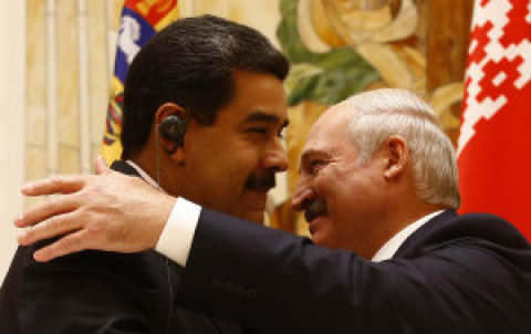 Maduro a Lukašenko. Tak (geograficky) vzdálení – a přitom jsou si tak blízcí.