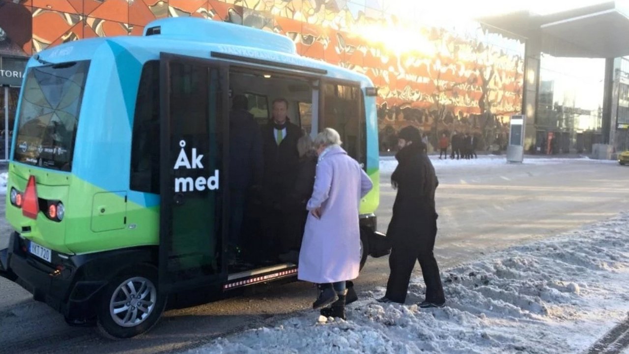 Autonomn autobusy jsou podle Ericssonu buducnost mstsk dopravy. V lednu 2018 zaali jezdit Stockholmem.