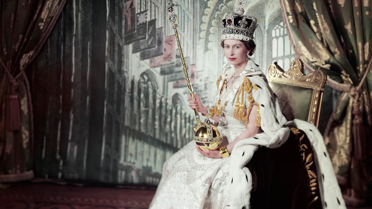 Slavnostn fotografie krlovny Albty II. u pleitosti jej korunovace v roce 1953.