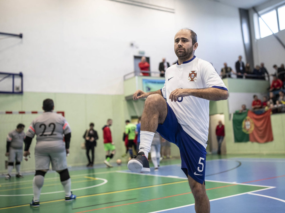 Portugalec Marco Gil si protahuje svaly před zápasem.