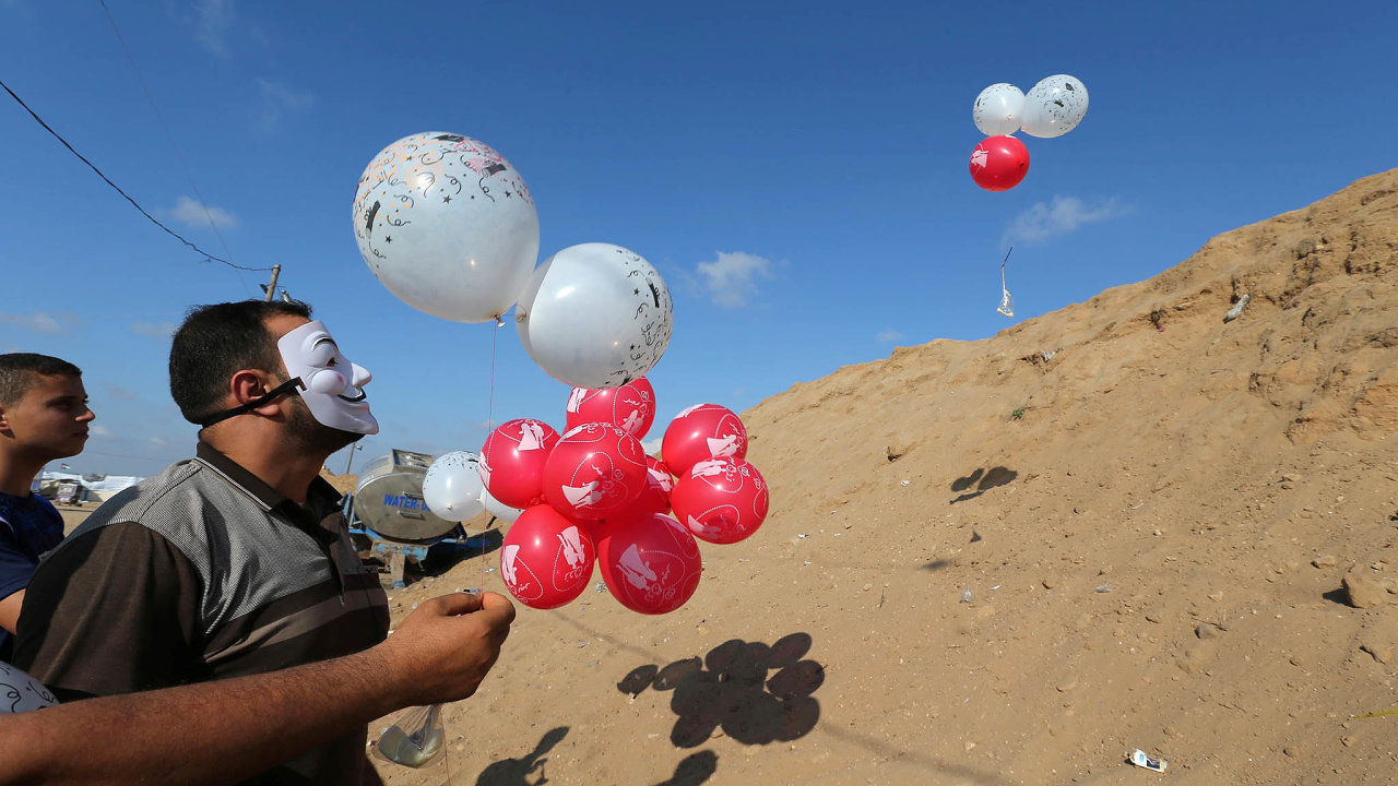 Hrozba ze vzduchu. Zápalné bomby Hamásu jsou pøipevnìny k balonkùm, nafouknutým prezervativùm nebo jen k plastovým taškám.