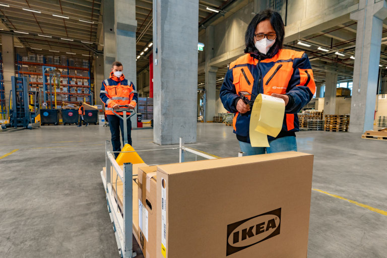 Výrobky øetìzce Ikea jsou na cestì ke koncovému zákazníkovi nakládány ve vídeòském skladu.