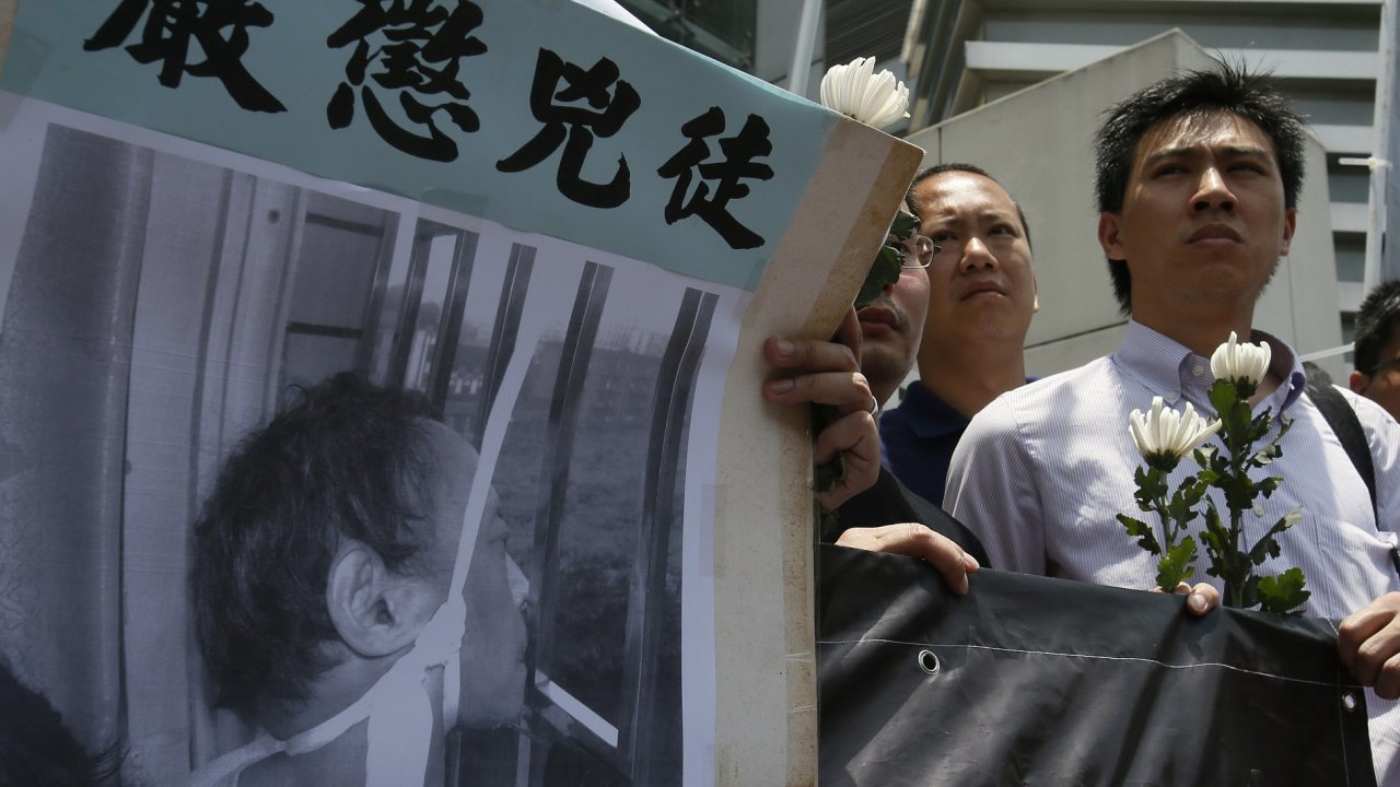 Demonstrant v Hongkongu dr fotografii obenho disidenta Lia Wang-janga