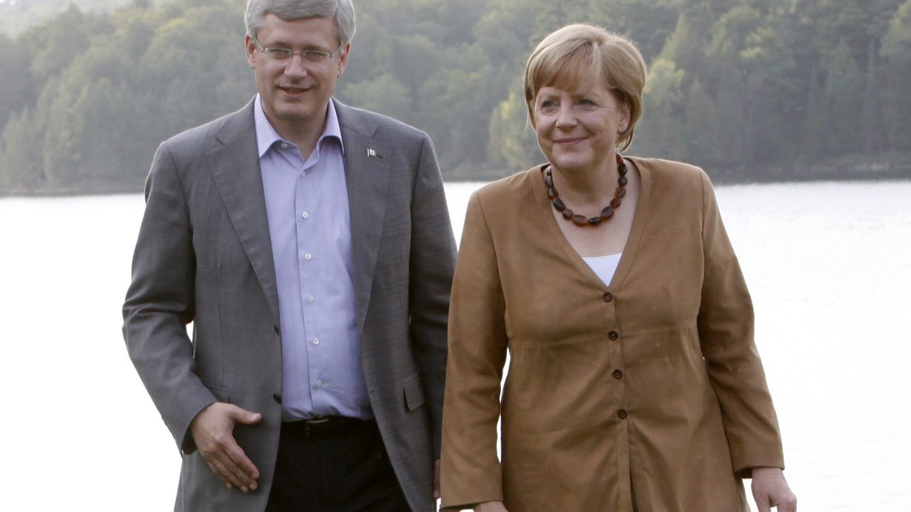 Nmeck kanclka Angela Merkelov na nvtv v Kanad s tamnm premirem Stephenem Harperem.