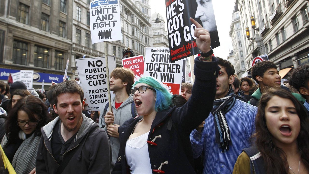 Demonstrace proti zvyovn kolnho v Londn