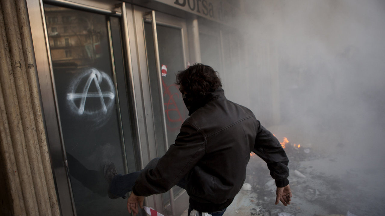 Demonstrant kope do dve budovy burzy