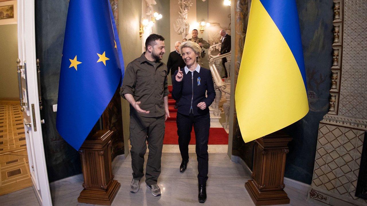 Zelenskyj se zaèátkem dubna setkal s šéfkou Evropské komise, aby se dohodli na rychlé cestì Ukrajiny ke èlenství v unii. Podle svých slov ale byl myšlenkami stále u masakru civilistù v Kramatorsku.