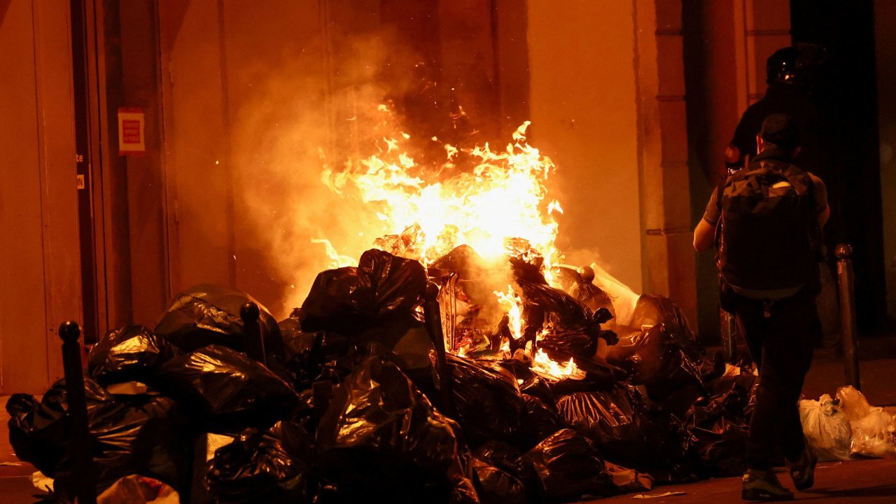 Hory nevyvezených odpadkù v ulicích Paøíže jsou pøes den symbolem protestù proti penzijní reformì, v noci je navíc protestující èasto zapalují.