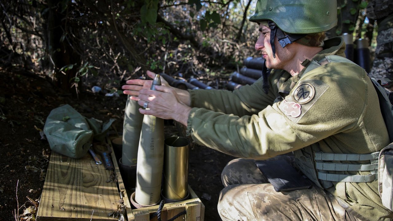 Ukrajinsk vojk pipravuje dlosteleck granty pro stelbu.