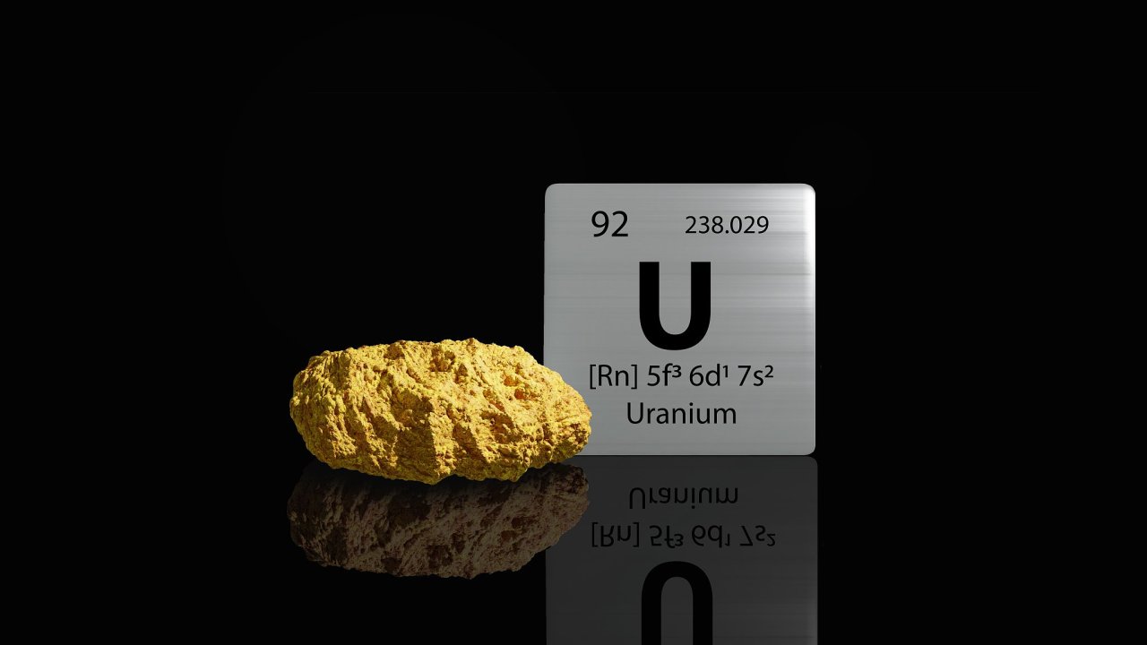 Prvek uran v periodické tabulce kovù
