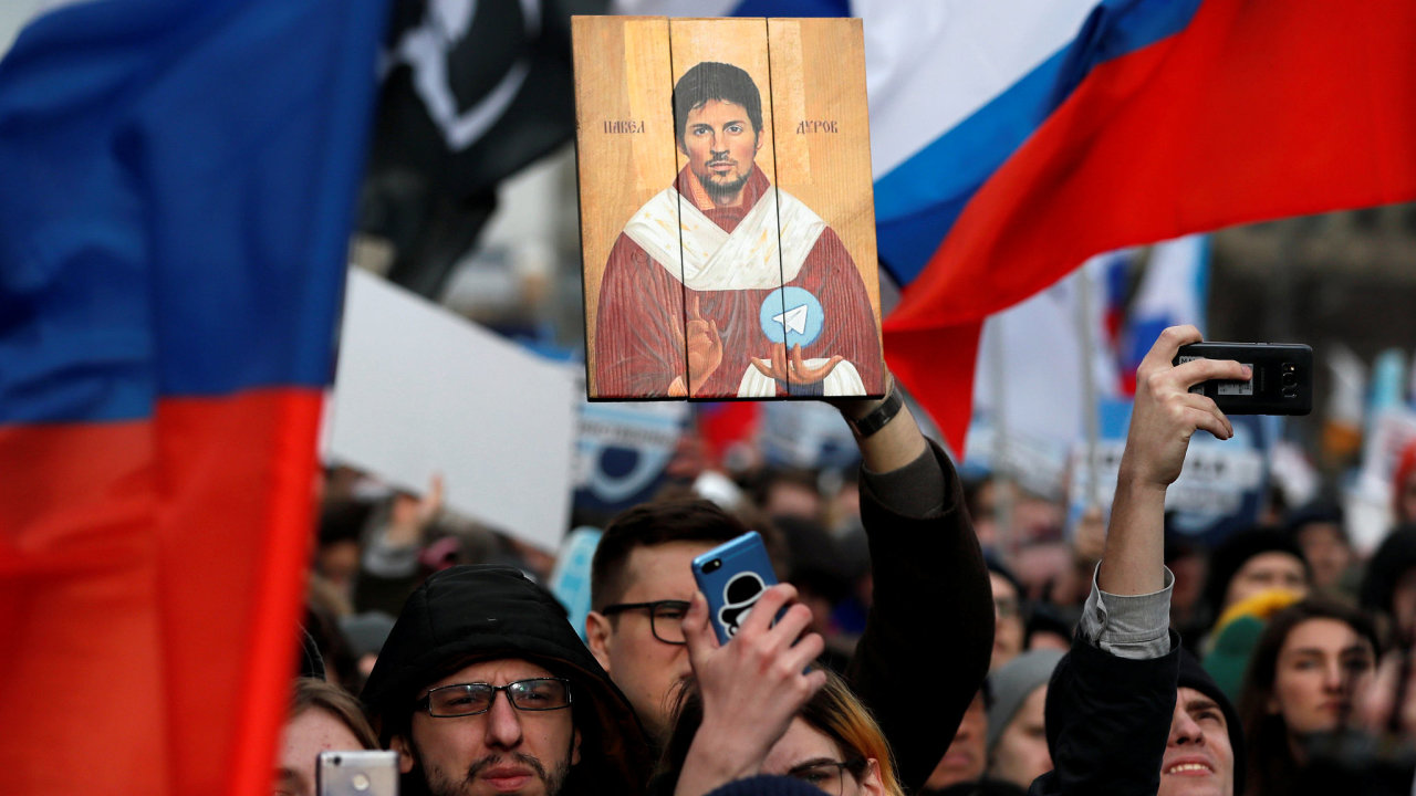 Pavel Durov se nenechv fotit. Tento snmek z roku 2019 ukazuje zakladatele aplikace Telegram na vyobrazen z protivldn demonstrace v Moskv.