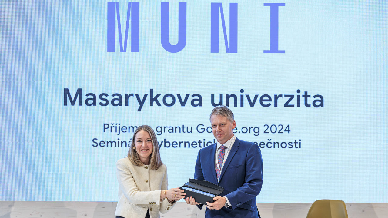 Liza Ateh (Google.org) a Ji Barnat (MUNI)