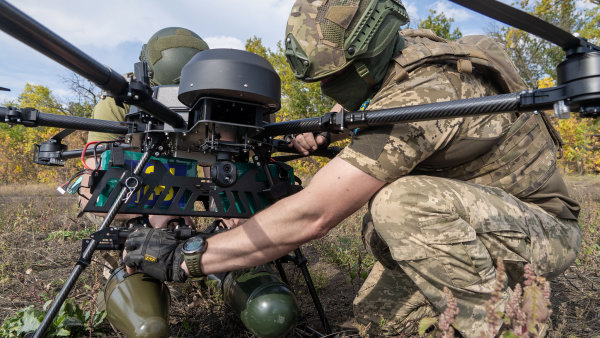 Ukrajin�t� voj�ci tr�nuj� bombardov�n� pomoc� dronu Baba Jaga. Pr�v� takov�...