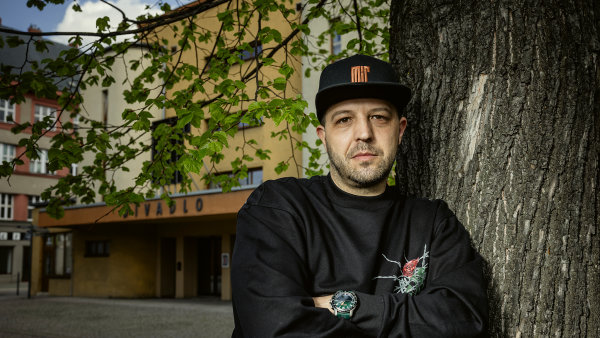 Albert �uba, herec a princip�l divadla M�r