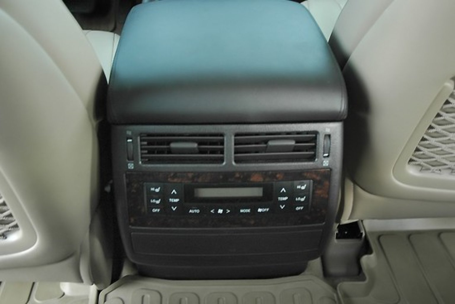 957449828_toyota_land_cruiser_22_550x367_.jpg