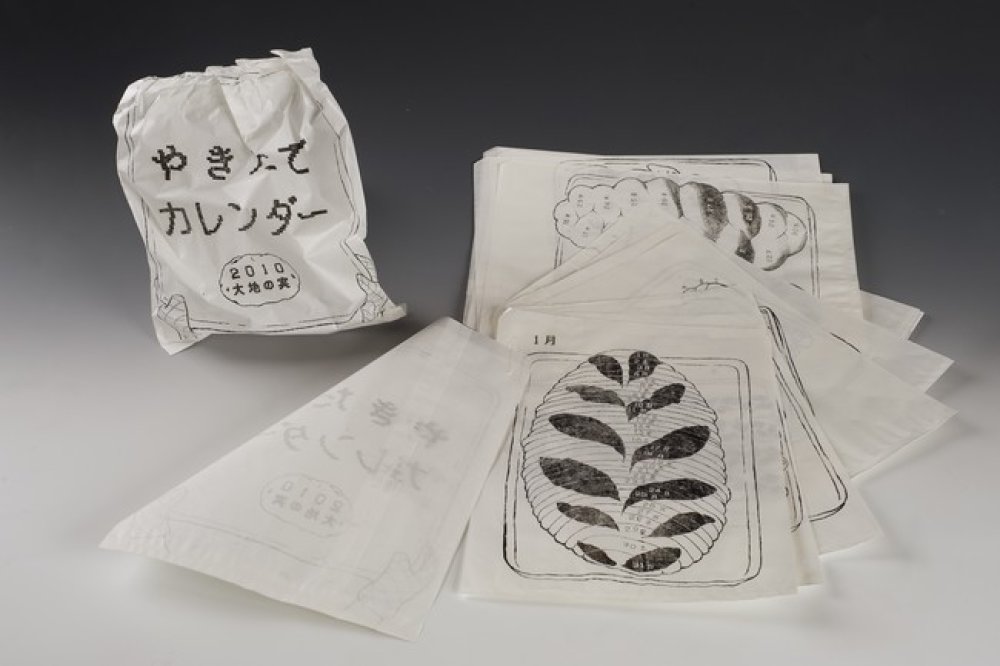 Design plakáty v Brně Hlavní cena, Kategorie B – Firemní, informační a reklamní grafika:
Yumiko Yasuda, Japonsko
Yumiko Yasuda, oceněný v kategorii firemní grafika, uspěl s kalendářem pro jistou japonskou pekárnu. Jednotlivé listy jsou papírovými sáčky na pečivo potištěné obrázky pečeného chleba.
