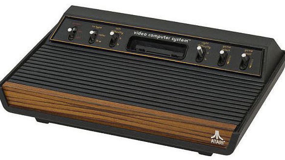 Konzole Atari 2600 z brzkch 80. let minulho stolet.
