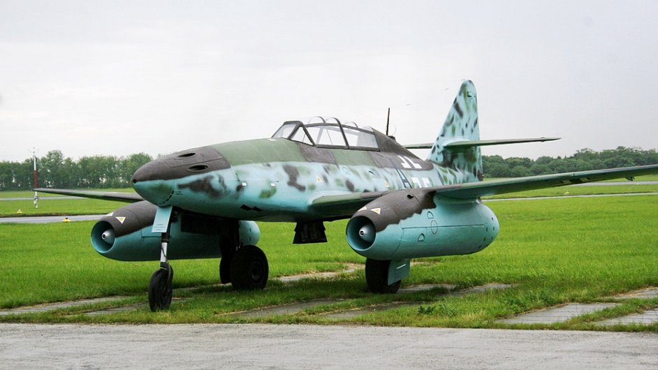 Historick Messerschmitt Me 262 v cvin dvoumstn verzi je soust sbrek VH Praha.