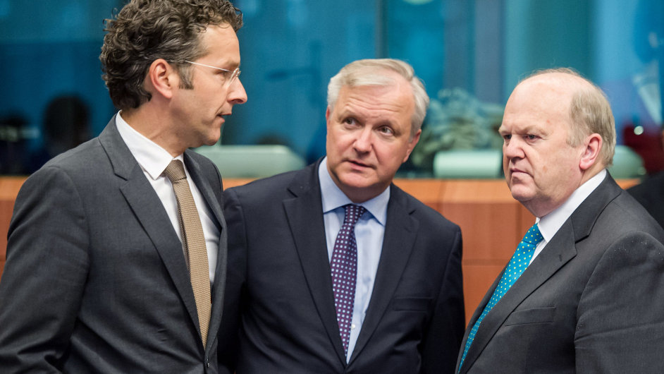 f Euroskupiny Jeroen Dijsselbloem (vlevo) pi jednn s eurokomisaem Olli Rehnem a irskm ministrem financ Michaelem Noonanem.