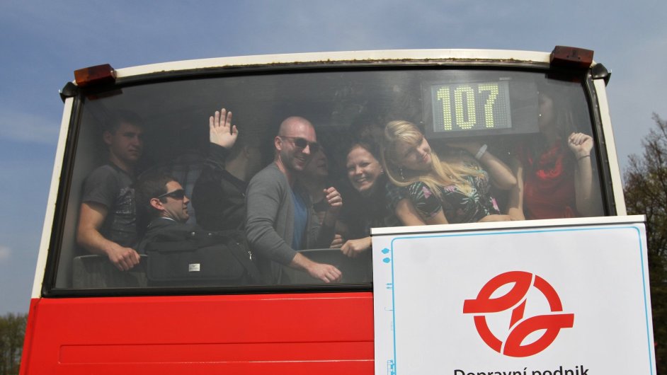 Studenti hojn vyuvaj napklad praskou autobusovou linku 107 (Snmek je z pokusu o rekord v potu cestujcch v autobuse)