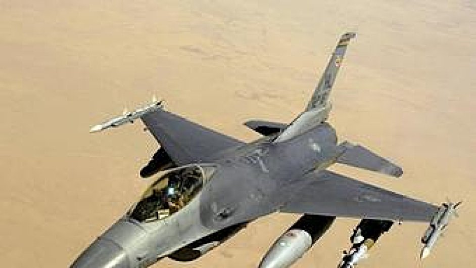 Sthac letoun F-16 pouvan ve vlce v Perskm zlivu