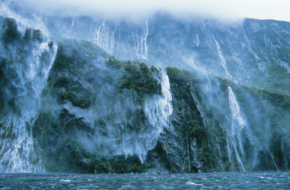 Horami Jižních Alp Trasa vede i kousek od vodopádů Sutherland Falls a určitě stojí za to odbočit. Tato kaskáda, spadající do údolí z výšky 580 metrů, je nejvyšším vodopádem na Novém Zélandu a sedmým nejvyšším vodopádem světa.