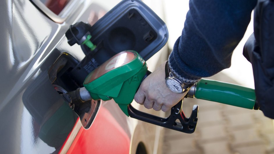 Nejvìtší vliv na rùst spotøebitelských cen mìlo opìt zdražování aut a pohonných hmot.  Ilustraèní foto.