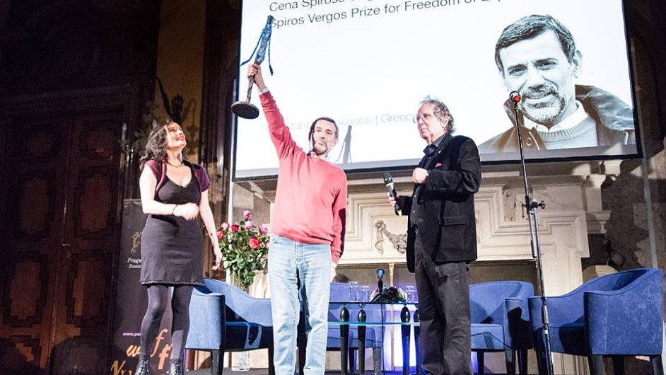 Constantine Kokossis (uprosted) cenu pevzal od americkho bsnka Michaela Marche a hereky Larisy Vergosov.