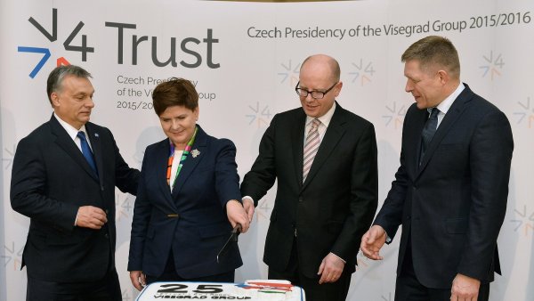 Mimořádný summit zemí Visegrádské skupiny 15. února 2016 v Praze. Zleva maďarský premiér Viktor Orbán, polská premiérka Beata Szydlová, český premiér Bohuslav Sobotka a slovenský premiér Robert Fico.