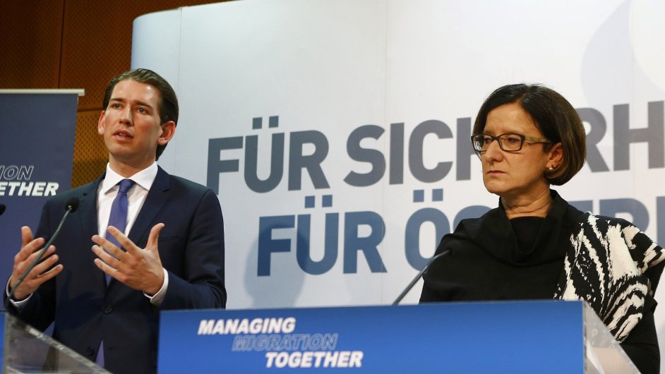 Na konferenci k migraci diskutovali i rakousk ministr zahrani Sebastian Kurz (vpravo) a jeho kolegyn z ministerstva vnitra Johanna Mikl-Leitnerov.