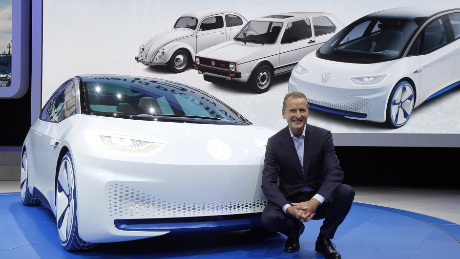 Herbert Diess pedstavil koncept elektromobilu I.D. na autosalonu v Pai.
