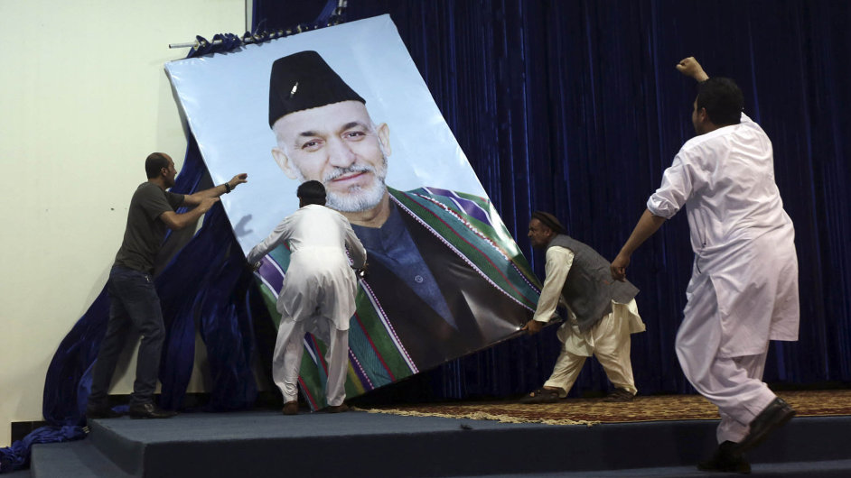 Afghnsk prezident Hmid Karzaj, kter zneleglnch obchod akorupce sm neml majetkov prospch, si zaal oteven stovat: 