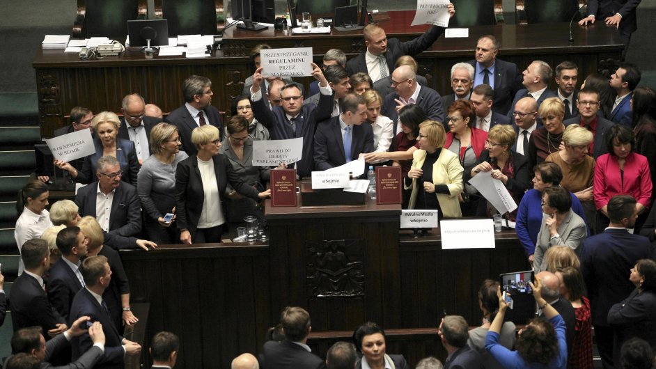 Protest polsk opozice proti omezen vstupu novin do Sejmu.