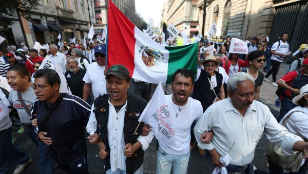 Proti vy&scaron;&scaron;&iacute;m cen&aacute;m: Do ulic mexick&yacute;ch m�st vy&scaron;ly na protest proti zv&yacute;&scaron;en&iacute; cen benzinu tis&iacute;ce lid&iacute;.