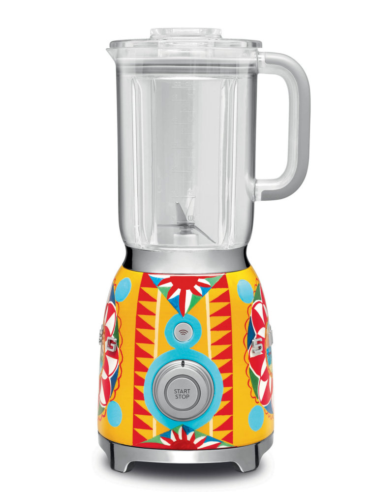 Barvy Sicílie jsou pro duo Dolce & Gabbana nekonečnou studnicí inspirace. Jejich rukopis najdete i na spotřebičích Smeg.