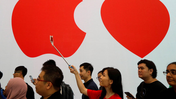 Apple přitahuje davy, třeba při představení nových modelů či při otevírání obřích "podnikových prodejen" (na snímku), a také investory. Apple přitahuje davy, třeba při představení nových modelů či při otevírání obřích "podnikových prodejen" (na snímku), a také investory.