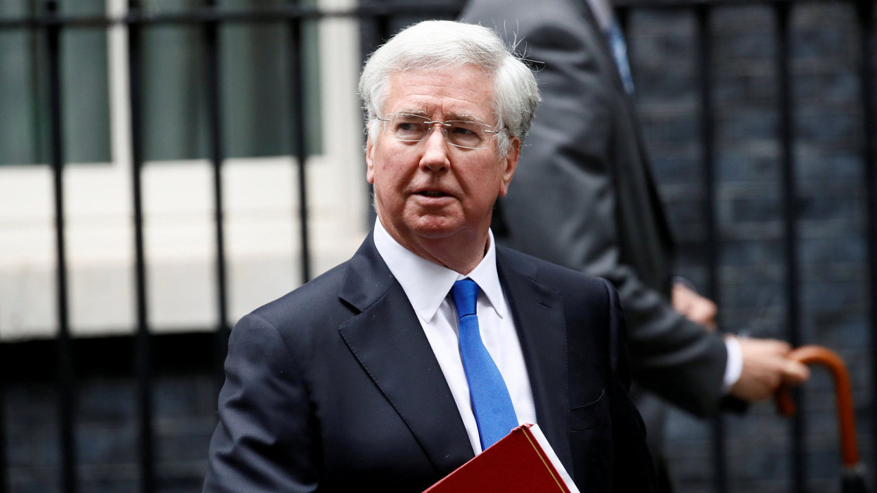 Britsk ministr obrany Michael Fallon rezignoval kvli obvinn ze sexulnho obtovn.